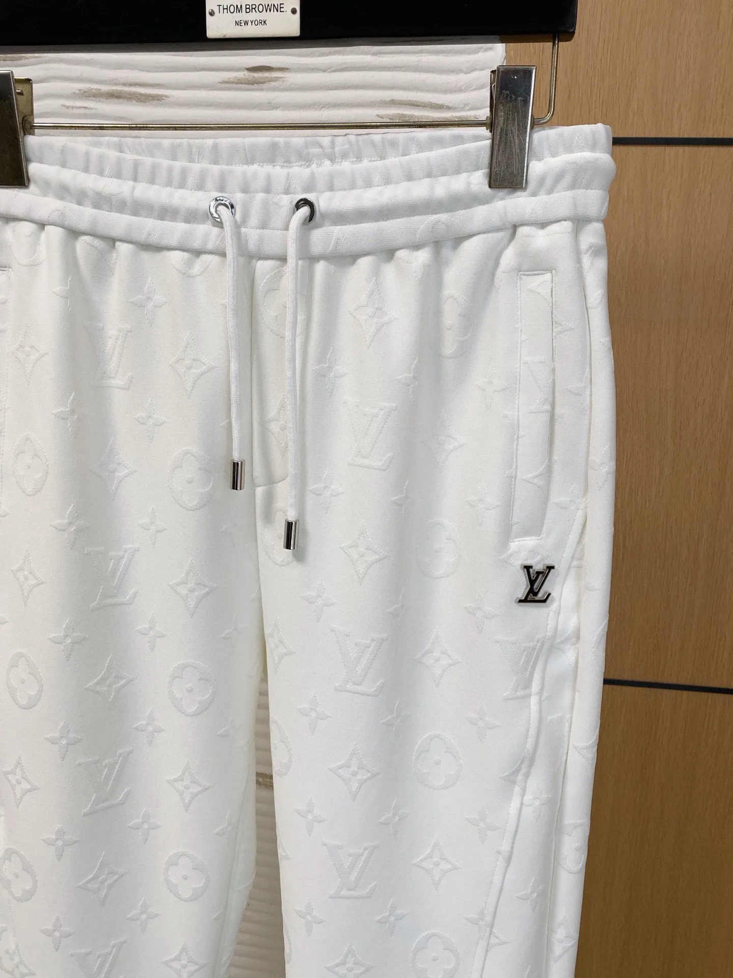 🅿️720 LV hot-selling suit is coming. Focus on the original version of the official website. 2025 new hot-selling cardigan suit. The original order is the best. 🇭🇰The meticulous work of top designers. It has a fitting and perfect upper body effect. All-natural high-quality Tencel Roman cotton 100%, close-fitting comfort, noble and elegant! Original hardware embodies elegance and nobility! Counter size: M-3XL (maximum wear up to 190 pounds)